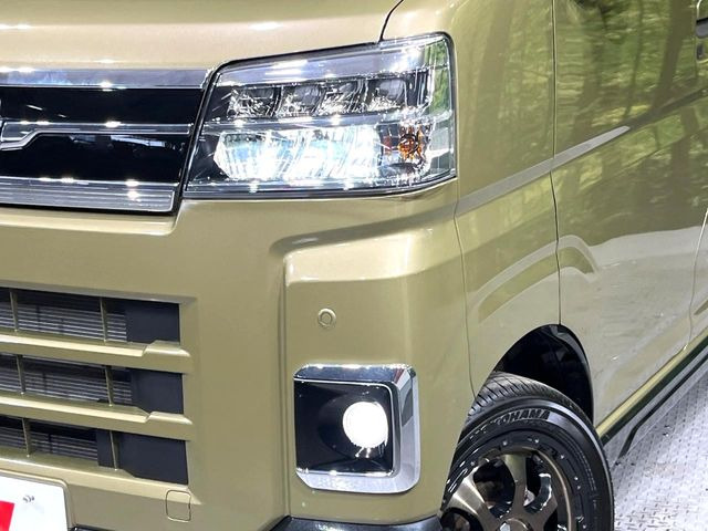 【LEDヘッドライト】悪天候や夜間走行時も良好な視界を確保し安心して運転できる高輝度LEDヘッドライトを装備!点灯速度が早く、消費電力も抑えられています。