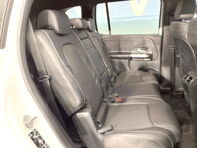 ●後部座席も気になるようなキズ・汚れやへたり等、大きなダメージはなく、良好な状態です。