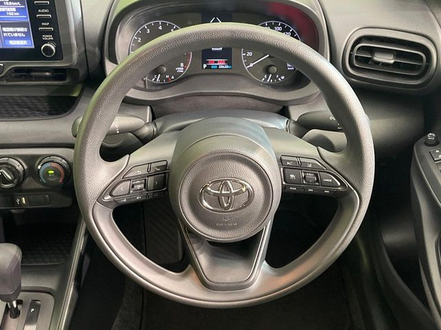 �C���e���A�ɍ��킹���f�U�C���̃X�e�A�����O�́A�^�]�������̂��Ƃ��l���A�^�]���₷���`��A�傫���ł��B�����x�A���ۂɐG���Ă��m���߂��������B