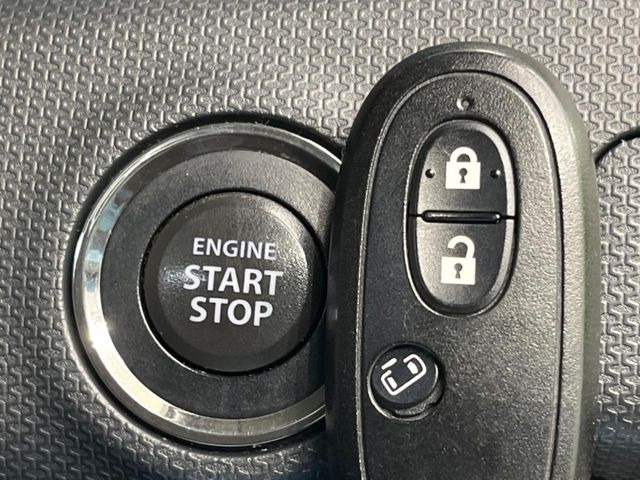 【キーレススタートシステム】カバンやポケットに入れたままでもドアの施錠・解錠が可能なスマートキーを装備。エンジンのオン・オフ時もカギを取り出す必要が無いからとっても便利です♪