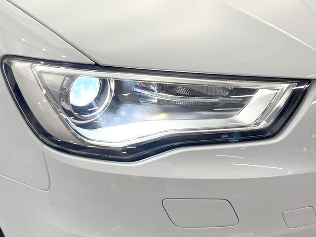 ●HIDヘッドライト:明るく前方を照らしてくれるので、悪天候や夜間の走行時も視界良好で安心してお乗りいただけます。