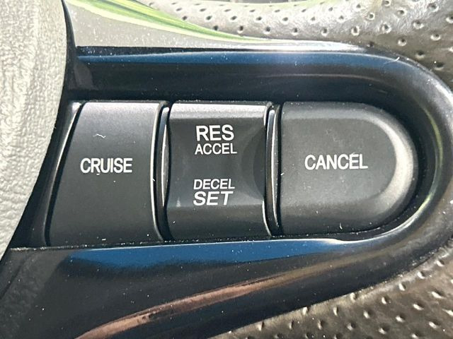 【クルーズコントロール】高速道路もラクラク走行。アクセルを離しても一定速度で走行ができ、長距離運転時の負担を軽減!加速・減速も簡単なスイッチ操作で調整できます。