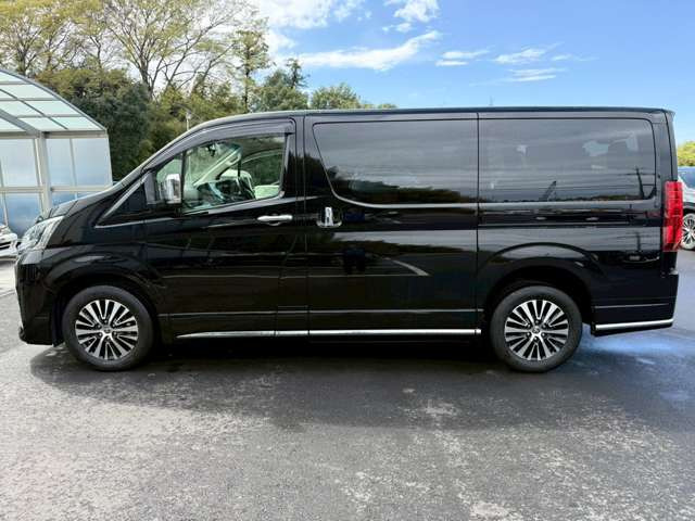 当店在庫は外装、内装クリーニング後に展示し、併せて事故修復歴の有無、メーター改ざん歴の有無も第三者機関による検査を全台実施しております。車検、整備、鈑金塗装も自社で対応できますのでご安心ください。