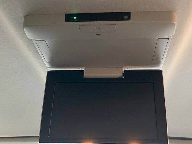 �y�����G���^�[�e�C�������g�V�X�e���z��Ȃɂ�����̕����喞���́A�l�C���[�J�[�I�v�V�����𑕔��B��p�̉����V�X�e���ƁA���ʂ̃��j�^�[�ňړ�����DVD�������y���݂��������܂��B