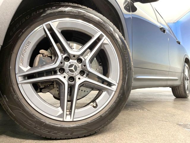 ●純正19インチアルミホイール:輸入車ならではの卓越した走りを支えるホイールと足回りです!日本車の走りに慣れている方にもぜひ体感して頂きたいほど、高いレベルでまとまっています!