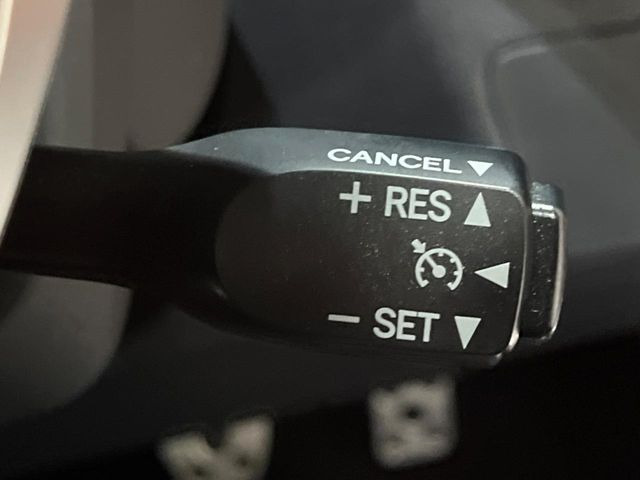 【クルーズコントロール】高速道路もラクラク走行。アクセルを離しても一定速度で走行ができ、長距離運転時の負担を軽減!加速・減速も簡単なスイッチ操作で調整できます。