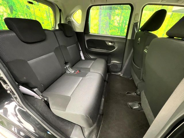 後部座席も気になるようなキズ・汚れやへたり等、大きなダメージはなく、良好な状態です。