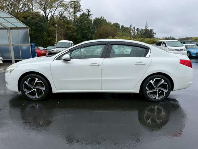 当店在庫は外装、内装クリーニング後に展示し、併せて事故修復歴の有無、メーター改ざん歴の有無も第三者機関による検査を全台実施しております。車検、整備、鈑金塗装も自社で対応できますのでご安心ください。