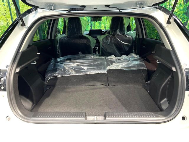 ���i�̂���������ʋ΁A���}���ɏ\���ȉ׎��X�y�[�X���m�ۂ��Ă���܂��B�Z�J���h�V�[�g��|���ƁA�傫�ȉו��̐ύڂ��\�ł���