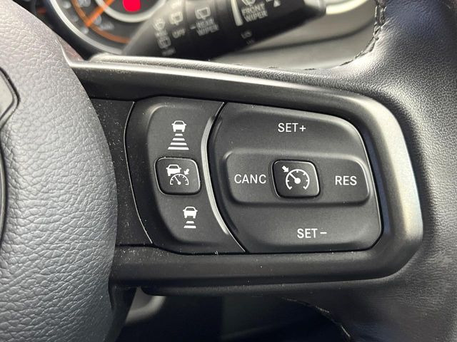 ●レーダークルーズコントロール:前の車との車間距離を一定にとりつつ、一定速度で自動走行してくれる次世代のクルーズコントロール!主に高速道路や自動車専用道路で使用する便利な機能です!