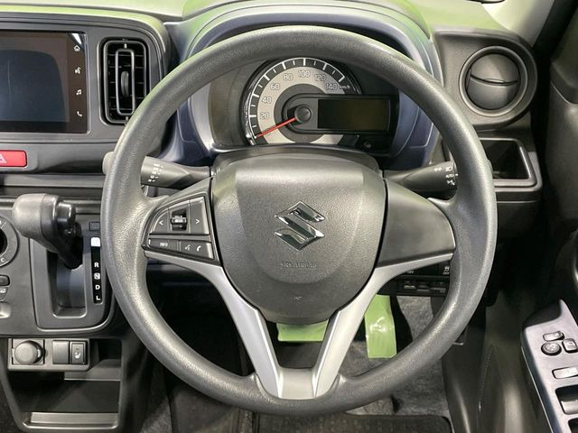 �C���e���A�ɍ��킹���f�U�C���̃X�e�A�����O�́A�^�]�������̂��Ƃ��l���A�^�]���₷���`��A�傫���ł��B�����x�A���ۂɐG���Ă��m���߂��������B