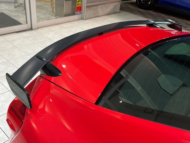 【純正リヤスポイラー】スポーツカーらしさがグッと引き立つ純正リヤスポイラーを装着♪高速走行時のスタビリティ(走行安定性)向上に役立ちます。