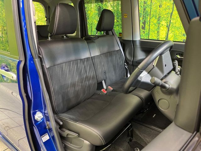 【ハーフレザーシート】高級感と座り心地を両立した人気のシート♪背面・座面のファブリック素材は、通気性の良さや滑りにくさに優れています。気温や服装に左右されず快適にお乗りいただけます。