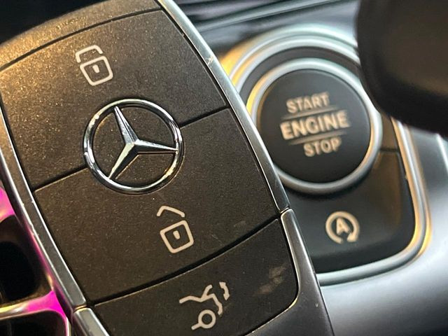 ●スマートキー:鍵を持っているだけで、ドアロック解除からエンジンスタートが可能です。デザインもスタイリッシュで身に着けているだけでもかっこいいですね。