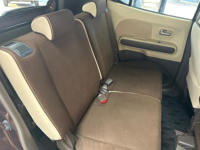 後部座席も気になるようなキズ・汚れやへたり等、大きなダメージはなく、良好な状態です。