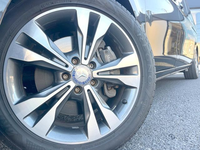 ●純正18インチアルミホイール:輸入車ならではの卓越した走りを支えるホイールと足回りです!日本車の走りに慣れている方にもぜひ体感して頂きたいほど、高いレベルでまとまっています!