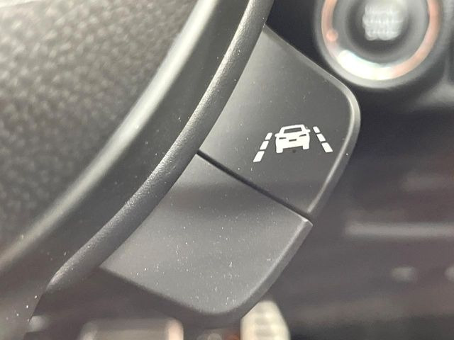 【車線逸脱抑制機能】高速道路走行時、車線からはみ出しそうな時にステアリングを制御し車線内を走行する様にアシスト。より安全な運転をサポートしてくれます!