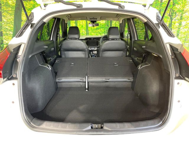 ���i�̂���������ʋ΁A���}���ɏ\���ȉ׎��X�y�[�X���m�ۂ��Ă���܂��B�Z�J���h�V�[�g��|���ƁA�傫�ȉו��̐ύڂ��\�ł���