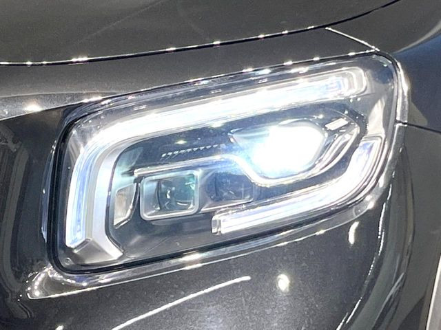 ●LEDヘッドライト:夜間走行時も良好な視界を確保し安心して運転できる高輝度LEDヘッドライトを装備!点灯速度が早く、消費電力も抑えられています。