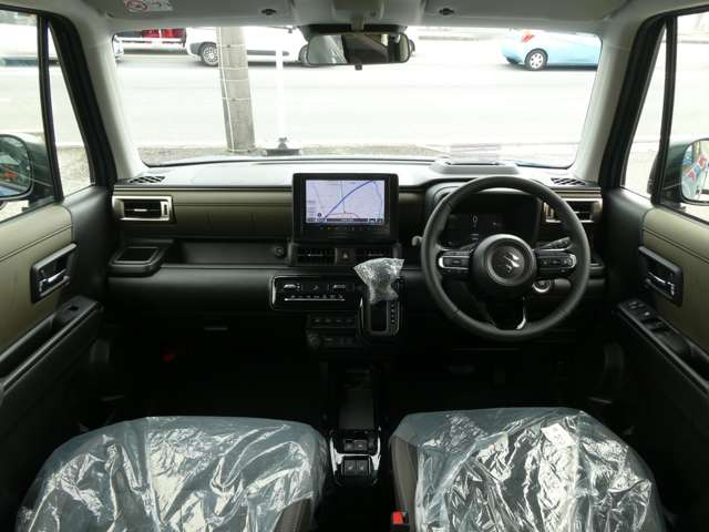 進化されたインパネ周りは、スタイリッシュかつ操作性や視認性にも優れ、飽きのこないデザインになっております!