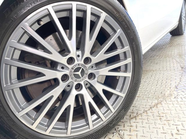 ●純正18インチアルミホイール:輸入車ならではの卓越した走りを支えるホイールと足回りです!日本車の走りに慣れている方にもぜひ体感して頂きたいほど、高いレベルでまとまっています!