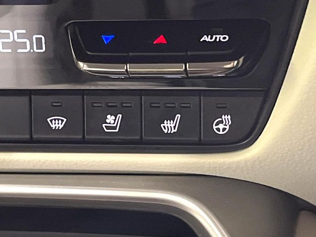 【シートヒーター】寒い日に重宝するシートヒーター!エアコンより早く温まってくれるので寒がりの人も安心ですね♪エアコンの温風は乾燥するから苦手、という方にもをおすすめです。