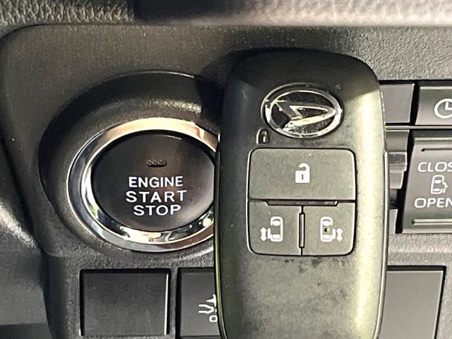 【キーフリーシステム】カバンやポケットに入れたままでもドアの施錠・解錠が可能なスマートキーを装備。エンジンのオン・オフ時もカギを取り出す必要が無いからとっても便利です♪