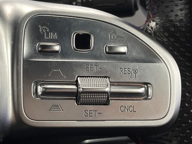 ●ディスタンスパイロットディストロニック:都市、郊外、高速道路などの走行時に、ステレオマルチパーパスカメラとレーダーセンサーにより、前走車を認識して速度に応じた車間距離を維持する次世代のクルコン!