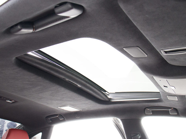 ★人気装備のサンルーフ!様々なドライブシーンで活躍してくれます!!開放感ある車内空間は気持ちがいいですよ!