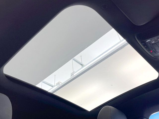 ●サンルーフ:開放感たっぷりの希少装備、サンルーフが装着されています!車内に明かりを取り入れたり景色を楽しむ以外にも、車内の空気も簡単に換気できて快適です!