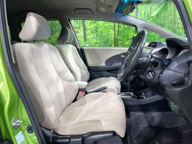 運転席まわりには十分なスペースがあり、大柄な方でもゆったり運転していただける環境です。