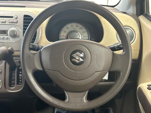 インテリアに合わせたデザインのステアリングは、運転される方のことも考え、運転しやすい形状、大きさです。是非一度、実際に触ってお確かめください。