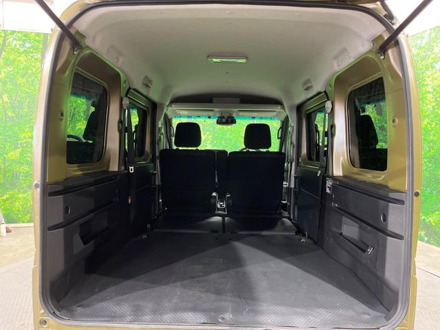 ���i�̂���������ʋ΁A���}���ɏ\���ȉ׎��X�y�[�X���m�ۂ��Ă���܂��B�Z�J���h�V�[�g��|���ƁA�傫�ȉו��̐ύڂ��\�ł���