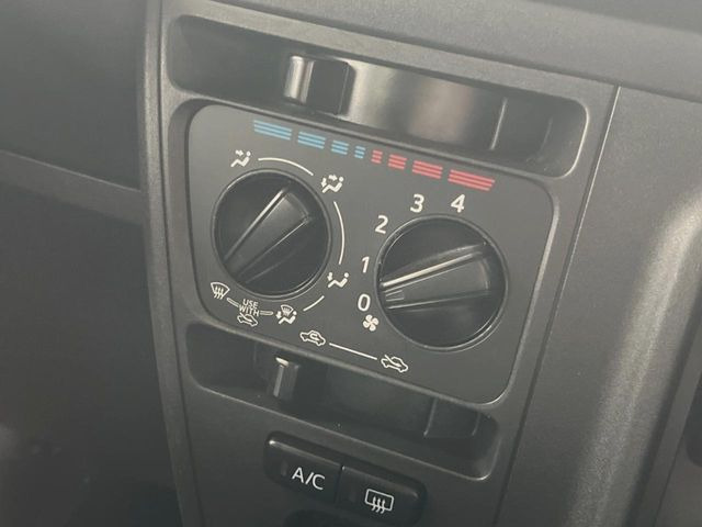 寒い冬も暑い夏も全席に快適な空調を届けてくれる、ダイヤル式エアコンを装備♪