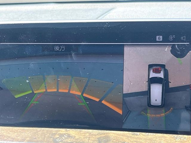 ●パノラミックビューモニター:専用のカメラにより、上から見下ろしたような視点で360度クルマの周囲を確認することができます☆死角部分も確認しやすく、狭い場所での切り返しや駐車もスムーズに行えます。