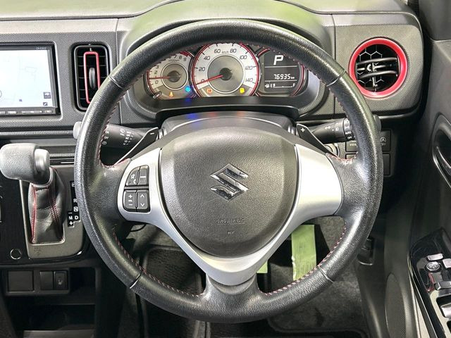 �C���e���A�ɍ��킹���f�U�C���̃X�e�A�����O�́A�^�]�������̂��Ƃ��l���A�^�]���₷���`��A�傫���ł��B�����x�A���ۂɐG���Ă��m���߂��������B