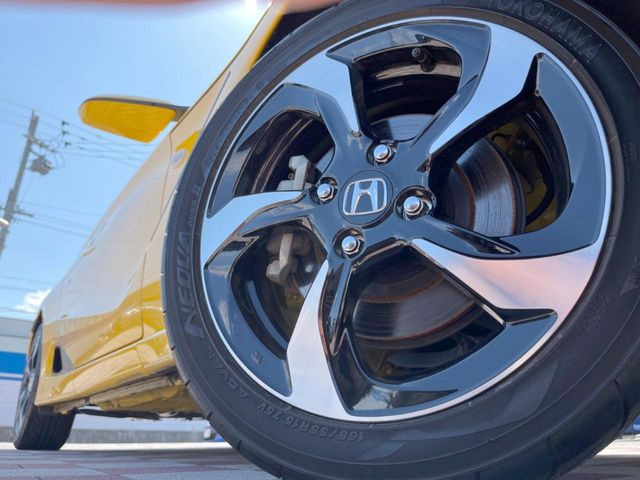 �y����16�C���`�A���~�z�C�[���z�O�ςɃ}�b�`���������A���~�z�C�[���𑕒����Ă���܂��B�e��ЊO�A���~�z�C�[����A�X�^�b�h���X�^�C�����戵�����Ă���܂��B���񂲑��k����������