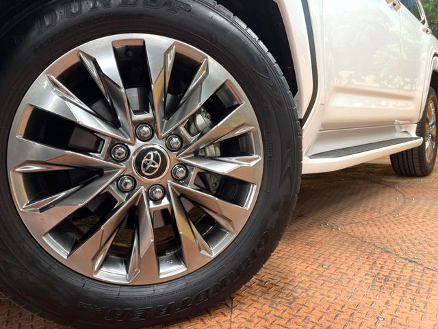 �y�����A���~�z�C�[���z�O�ςɃ}�b�`���������A���~�z�C�[���𑕒����Ă���܂��B�e��ЊO�A���~�z�C�[����A�X�^�b�h���X�^�C�����戵�����Ă���܂��B���񂲑��k����������