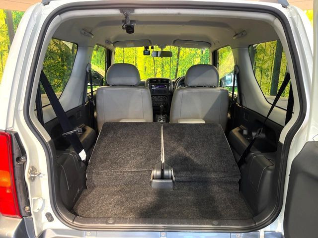 ���i�̂���������ʋ΁A���}���ɏ\���ȉ׎��X�y�[�X���m�ۂ��Ă���܂��B�Z�J���h�V�[�g��|���ƁA�傫�ȉו��̐ύڂ��\�ł���