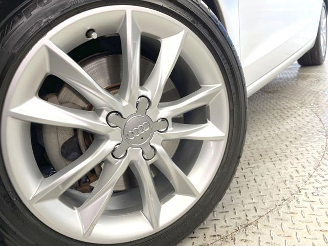 ●純正17インチアルミホイール:輸入車ならではの卓越した走りを支えるホイールと足回りです!日本車の走りに慣れている方にもぜひ体感して頂きたいほど、高いレベルでまとまっています!