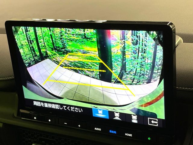 【バックカメラ】駐車時に後方がリアルタイム映像で確認できます。大型商業施設や立体駐車場での駐車時や、夜間のバック時に大活躍!運転スキルに関わらず、今や必須となった装備のひとつです!