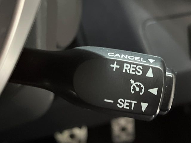 【クルーズコントロール】高速道路もラクラク走行。アクセルを離しても一定速度で走行ができ、長距離運転時の負担を軽減!加速・減速も簡単なスイッチ操作で調整できます。