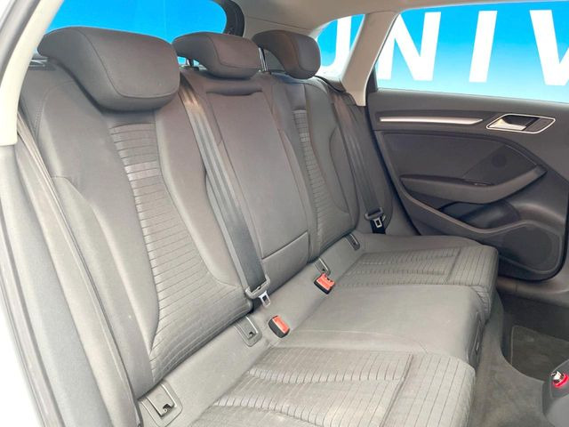 ●後部座席も気になるようなキズ・汚れやへたり等、大きなダメージはなく、良好な状態です。