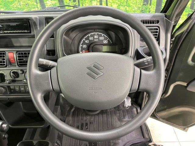 インテリアに合わせたデザインのステアリングは、運転される方のことも考え、運転しやすい形状、大きさです。是非一度、実際に触ってお確かめください。