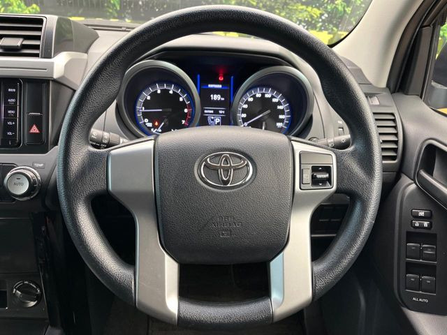 �C���e���A�ɍ��킹���f�U�C���̃X�e�A�����O�́A�^�]�������̂��Ƃ��l���A�^�]���₷���`��A�傫���ł��B�����x�A���ۂɐG���Ă��m���߂��������B