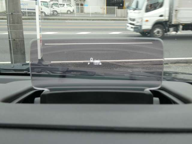 ヘッドアップディスプレイ!目線を下げずに情報の確認が可能です♪