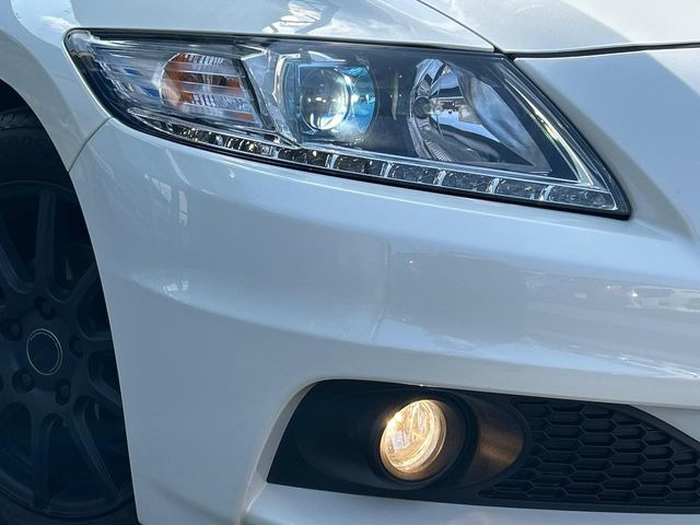 【HIDヘッドライト】非常に明るく前方を照らしてくれるので、悪天候や夜間の走行時も視界良好で安心してお乗りいただけます。