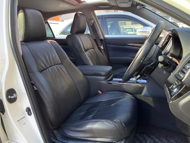 運転席まわりには十分なスペースがあり、大柄な方でもゆったり運転していただける環境です。