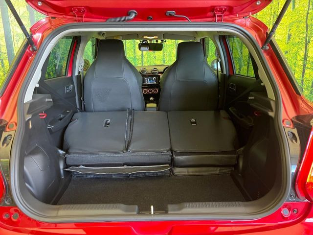 積み下ろしのしやすいデッキにはたっぷりと荷物を積み込んでいただけます。遊びから仕事まで、様々なシーンで頼れます♪