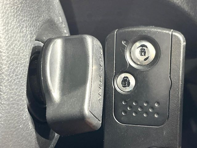 【Hondaスマートキー】カバンやポケットに入れたままでもドアの施錠・解錠が可能なスマートキーを装備。エンジンのオン・オフ時もカギを取り出す必要が無いからとっても便利です♪